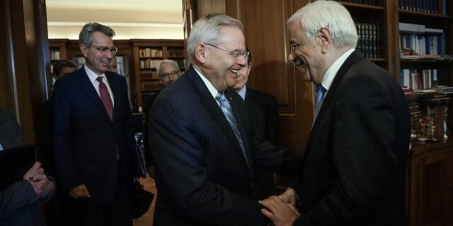 Γιατί οι έπαινοι του Ρόμπερτ Μενέντεζ προς τον Πρόεδρο της Δημοκρατίας