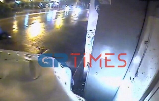 Θεσσαλονίκη: Περιπολικό πέφτει σε περίπτερο κατά τη διάρκεια καταδίωξης