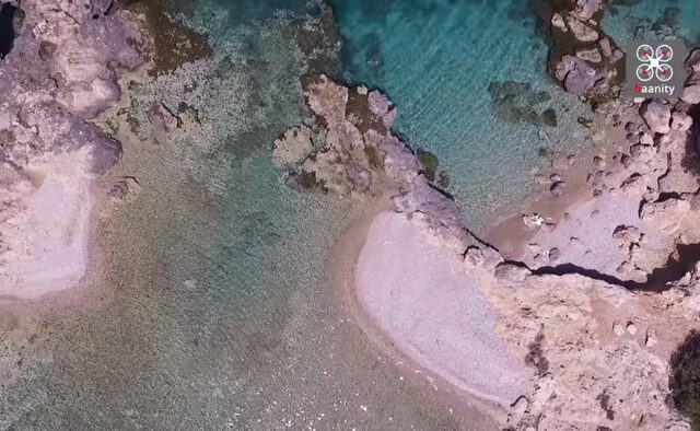 Πόρτο Χέλι: Ο κρυμμένος παράδεισος με τις αντικριστές παραλίες και τη φυσική πισίνα