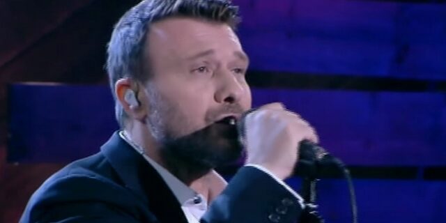 Ο Γιάννης Πλούταρχος παρουσίασε τα νέα του τραγούδια στον Λαζόπουλο – Δείτε τα