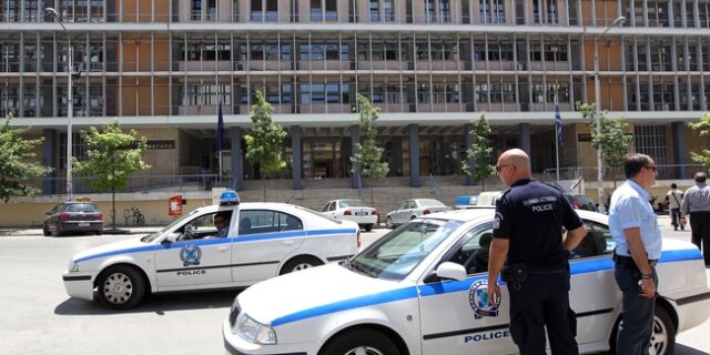 Θεσσαλονίκη: Πήραν με αυτοκίνητο 27χρονο που έκανε οτοστόπ, τον χτύπησαν και τον λήστεψαν