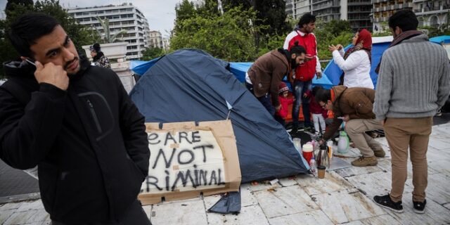 Έκκληση του Υπουργείου Μεταναστευτικής Πολιτικής στους πρόσφυγες στο Σύνταγμα