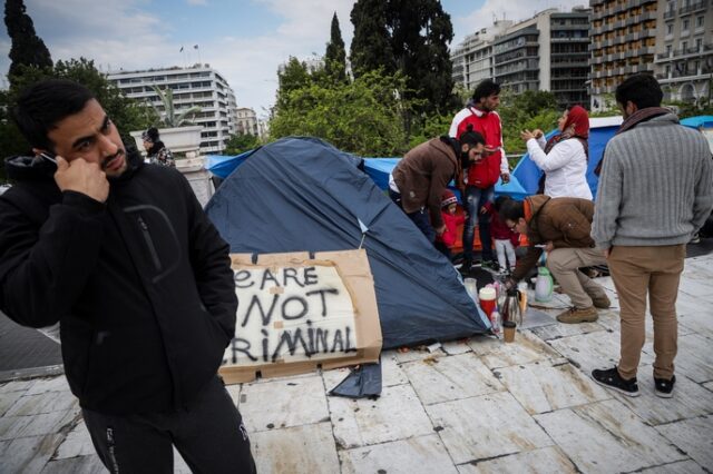 Έκκληση του Υπουργείου Μεταναστευτικής Πολιτικής στους πρόσφυγες στο Σύνταγμα