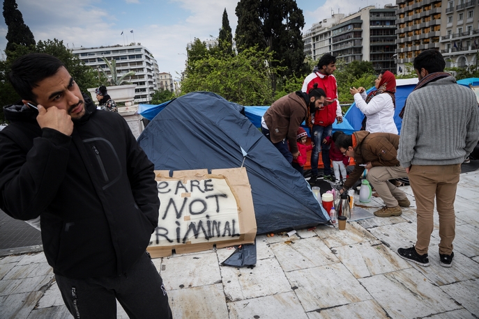 Έκκληση του Υπουργείου Μεταναστευτικής Πολιτικής στους πρόσφυγες στο Σύνταγμα