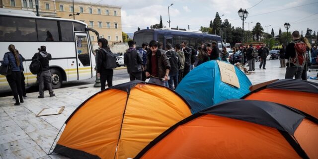 Πείστηκαν και αποχώρησαν από το Σύνταγμα οι πρόσφυγες