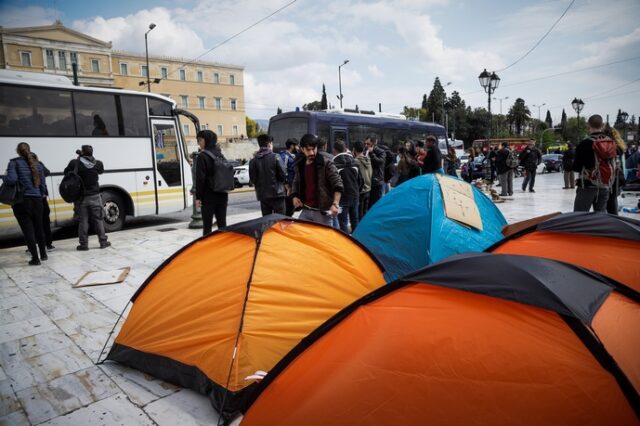 Πείστηκαν και αποχώρησαν από το Σύνταγμα οι πρόσφυγες