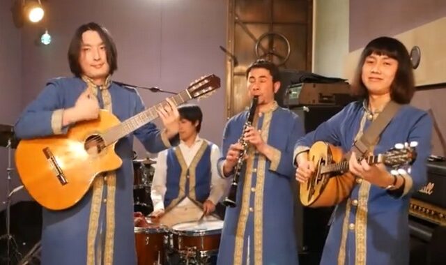 Οι Ιάπωνες “Pyramidos” ξαναχτυπούν και τραγουδούν “Μπήκαν τα γίδια στο μαντρί”