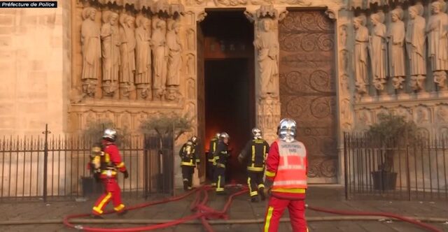 Παναγία Παρισίων: Η στιγμή που οι πυροσβέστες μπαίνουν στον φλεγόμενο ναό και επιχειρούν για τη διάσωσή του