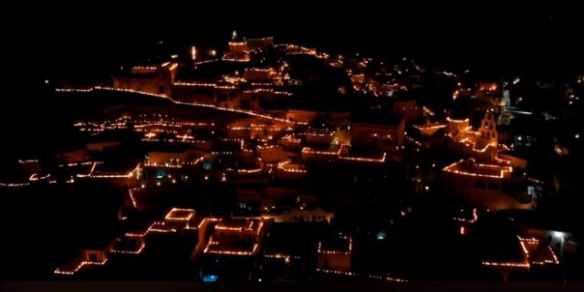 Πάσχα 2019: Ένα εντυπωσιακό πύρινο ποτάμι στη Σαντορίνη