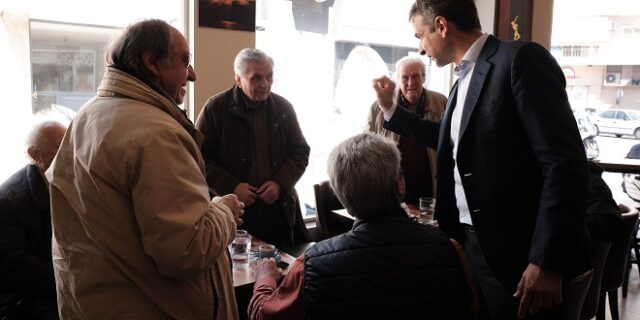 Διάλογοι Μητσοτάκη με πολίτες στα Σεπόλια: Γιατί τον βαθμολόγησαν με οκτώ και ο παπαγάλος