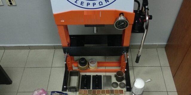 Έκρυβε την ηρωίνη κάτω από την μπαταρία του αυτοκινήτου του