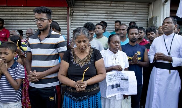 Σρι Λάνκα: Αγρύπνια για τα θύματα του μακελειού – Το Ισλαμικό Κράτος πίσω από την επίθεση στο Καλμουνάι