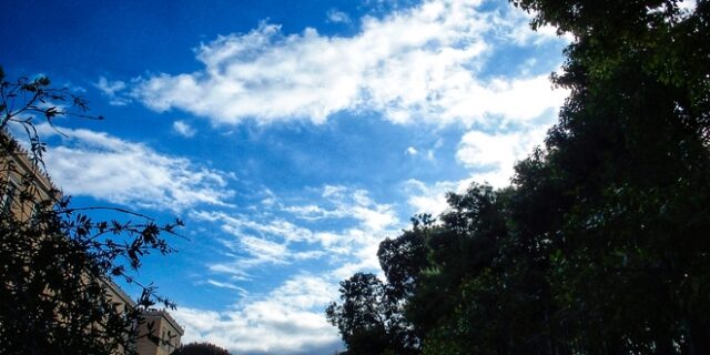 Καιρός: Λίγες βροχές, νοτιάδες και σχετικά υψηλές θερμοκρασίες