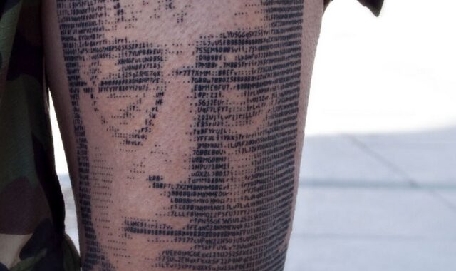 Εντυπωσιακά τατουάζ με κώδικα Η/Υ δημιουργεί Κύπριος tattoo artist