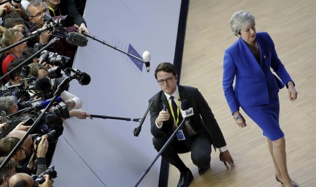 Brexit: “Ναι” σε μεγαλύτερη παράταση λέει η Μέι – Τι διασφαλίσεις ζητά η ΕΕ