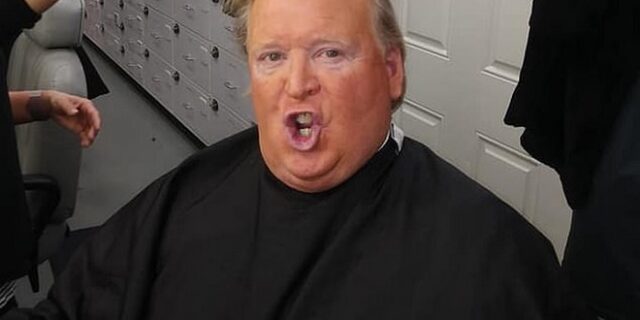 Είναι 58 ετών, οικοδόμος στη Νέα Υόρκη και μιμείται απίστευτα τον Τραμπ