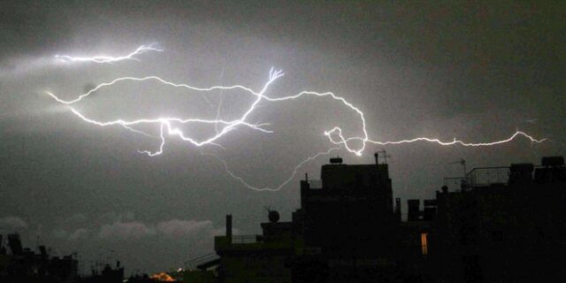Κακοκαιρία: Εκατό κεραυνοί έπεσαν το μεσημέρι στην Αττική