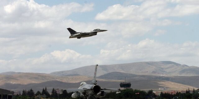 Τουρκικό F-16 πέταξε πάνω από τη νήσο Ρω