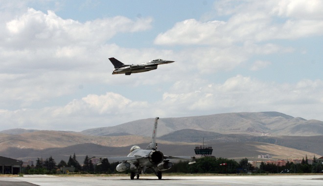 Τουρκικό F-16 πέταξε πάνω από τη νήσο Ρω