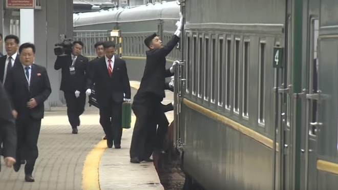 Οι σωματοφύλακες του Κιμ Γιονγκ Ουν καθαρίζουν το τρένο του ενώ φτάνει στο Βλαδιβοστόκ