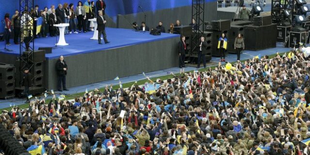 Προεδρικές εκλογές στην Ουκρανία: Debate σε γήπεδο για Ποροσένκο – Ζελένσκι