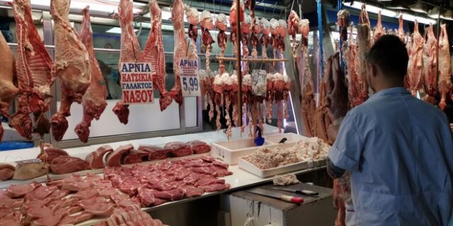 Πάσχα στη Βαρβάκειο: Πού κυμαίνονται οι τιμές, τι να προσέξετε στα κρεατικά
