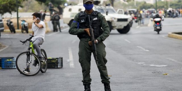 Στα πρόθυρα εμφυλίου η Βενεζουέλα: Πιστός ο στρατός στον Μαδούρο – Τον λαό υποστηρίζουν οι ΗΠΑ