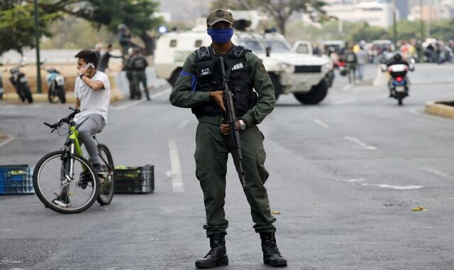 Στα πρόθυρα εμφυλίου η Βενεζουέλα: Πιστός ο στρατός στον Μαδούρο – Τον λαό υποστηρίζουν οι ΗΠΑ