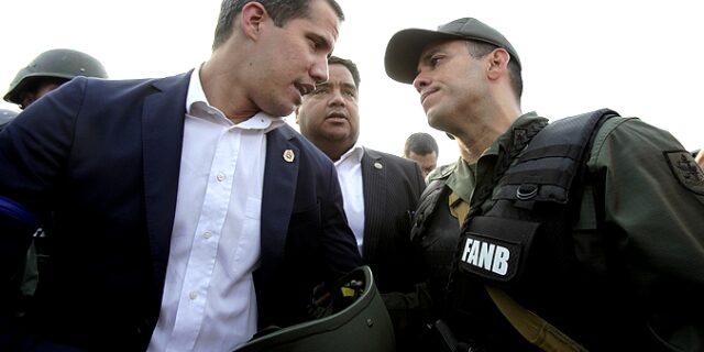 Άρωμα πραξικοπήματος στη Βενεζουέλα: Ο Γκουαϊδό καλεί το στρατό σε εξέγερση