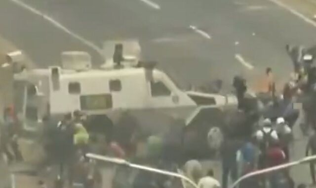 Βενεζουέλα: Χάος στους δρόμους – Όχημα του στρατού παρασύρει διαδηλωτές
