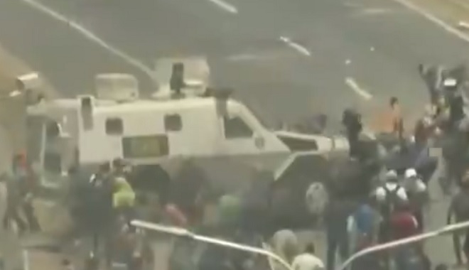 Βενεζουέλα: Χάος στους δρόμους – Όχημα του στρατού παρασύρει διαδηλωτές