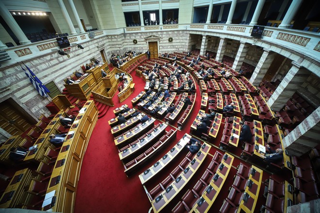 Βουλή: Σε εξέλιξη η συζήτηση για την άρση ασυλίας Λοβέρδου και Σαλμά