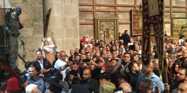 Ιεροσόλυμα: Με λαμπρότητα πραγματοποιήθηκε η τελετή αφής του Αγίου Φωτός