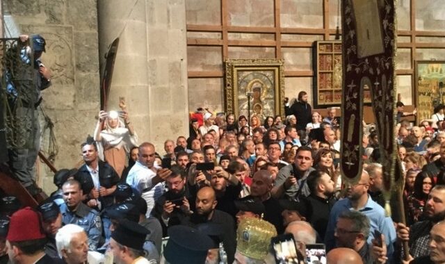 Ιεροσόλυμα: Με λαμπρότητα πραγματοποιήθηκε η τελετή αφής του Αγίου Φωτός
