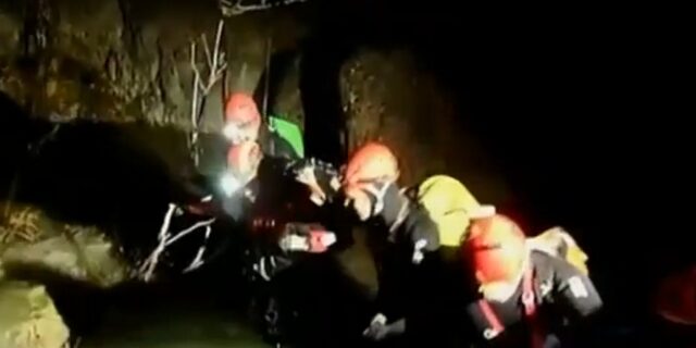 Ξυλόκαστρο: Συγκλονίζει το βίντεο με την ανάσυρση των περιπατητών από το φαράγγι