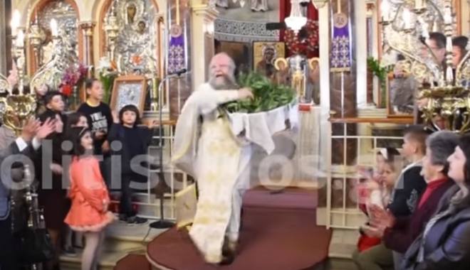 Πρώτη Ανάσταση: Ο “ιπτάμενος ιερέας” στη Χίο έκλεψε και πάλι την παράσταση