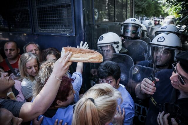 Διαμαρτυρία ΠΟΕΔΗΝ: Φρατζόλες και πλακάτ κατά Πολάκη και μικροένταση