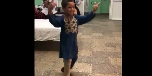 Βίντεο: Ο απίστευτος χορός ενός 5χρονου με το νέο προσθετικό του μέλος