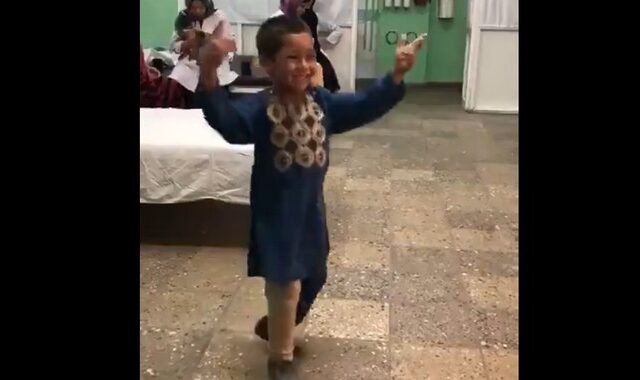 Βίντεο: Ο απίστευτος χορός ενός 5χρονου με το νέο προσθετικό του μέλος