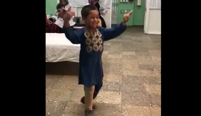 Βίντεο: Ο απίστευτος χορός ενός 5χρονου με το νέο προσθετικό του μέλος