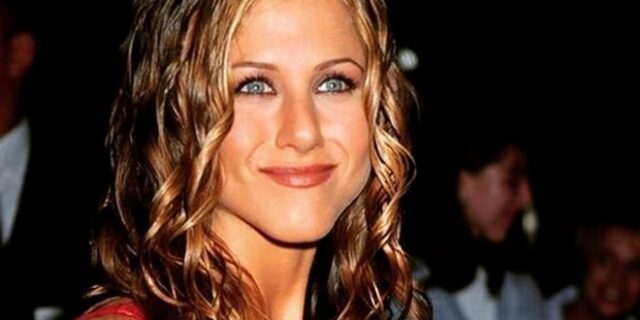 Τζένιφερ Άνιστον: Topless και super sexy στα 50 της