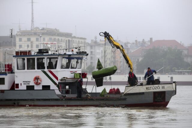 Ουγγαρία: Άρχισε η διαδικασία ανέλκυσης του πλοίου που βυθίστηκε στον Δούναβη
