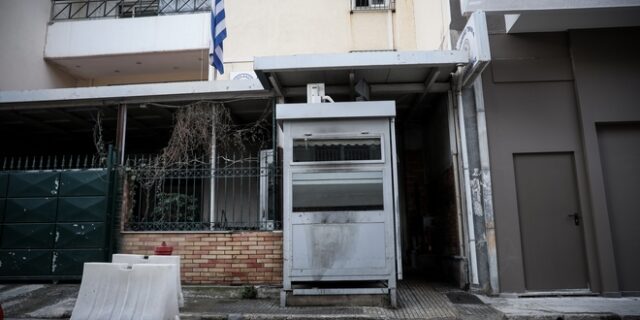 Επίθεση κουκουλοφόρων με μολότοφ και γκαζάκια στο Αστυνομικό Τμήμα Καισαριανής
