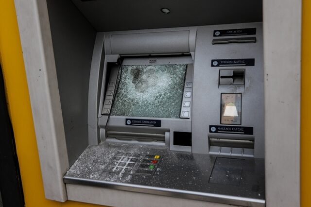 Μπαράζ εμπρηστικών επιθέσεων σε ΑΤΜ τραπεζών και σε γραφεία της ΝΔ