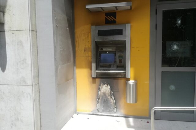 Εμπρηστική επίθεση σε ΑΤΜ δύο τραπεζών στην Καισαριανή