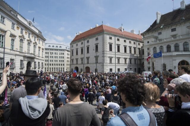 Αυστρία: Χιλιάδες διαδηλωτές πανηγυρίζουν την παραίτηση του αντικαγκελάριου Στράχε