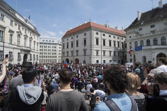 Αυστρία: Χιλιάδες διαδηλωτές πανηγυρίζουν την παραίτηση του αντικαγκελάριου Στράχε