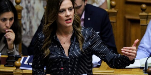 Αχτσιόγλου κατά Μητσοτάκη: Είναι σαφές ότι αναφέρθηκε σε επταήμερη εργασία