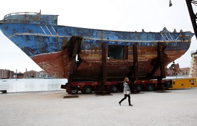 Το ψαράδικο – φέρετρο 800 προσφύγων έκθεμα στην 58η Μπιενάλε Βενετίας