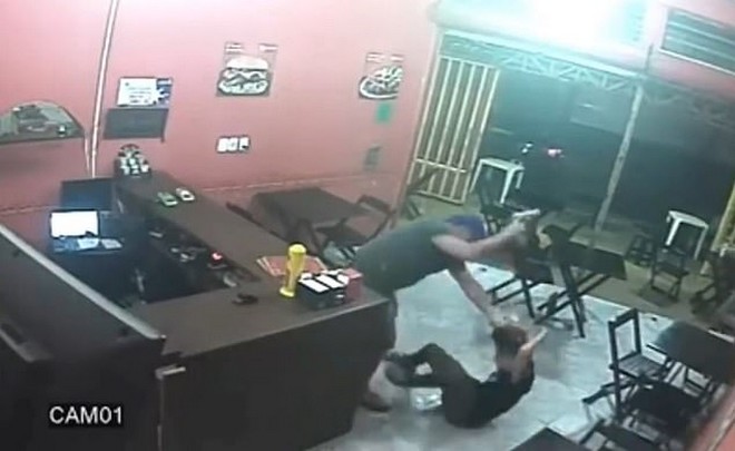 Βίντεο: Άγρια επίθεση αστυνομικού σε ιδιοκτήτρια καφέ επειδή έβαλε λάθος σως στο μπέργκερ του